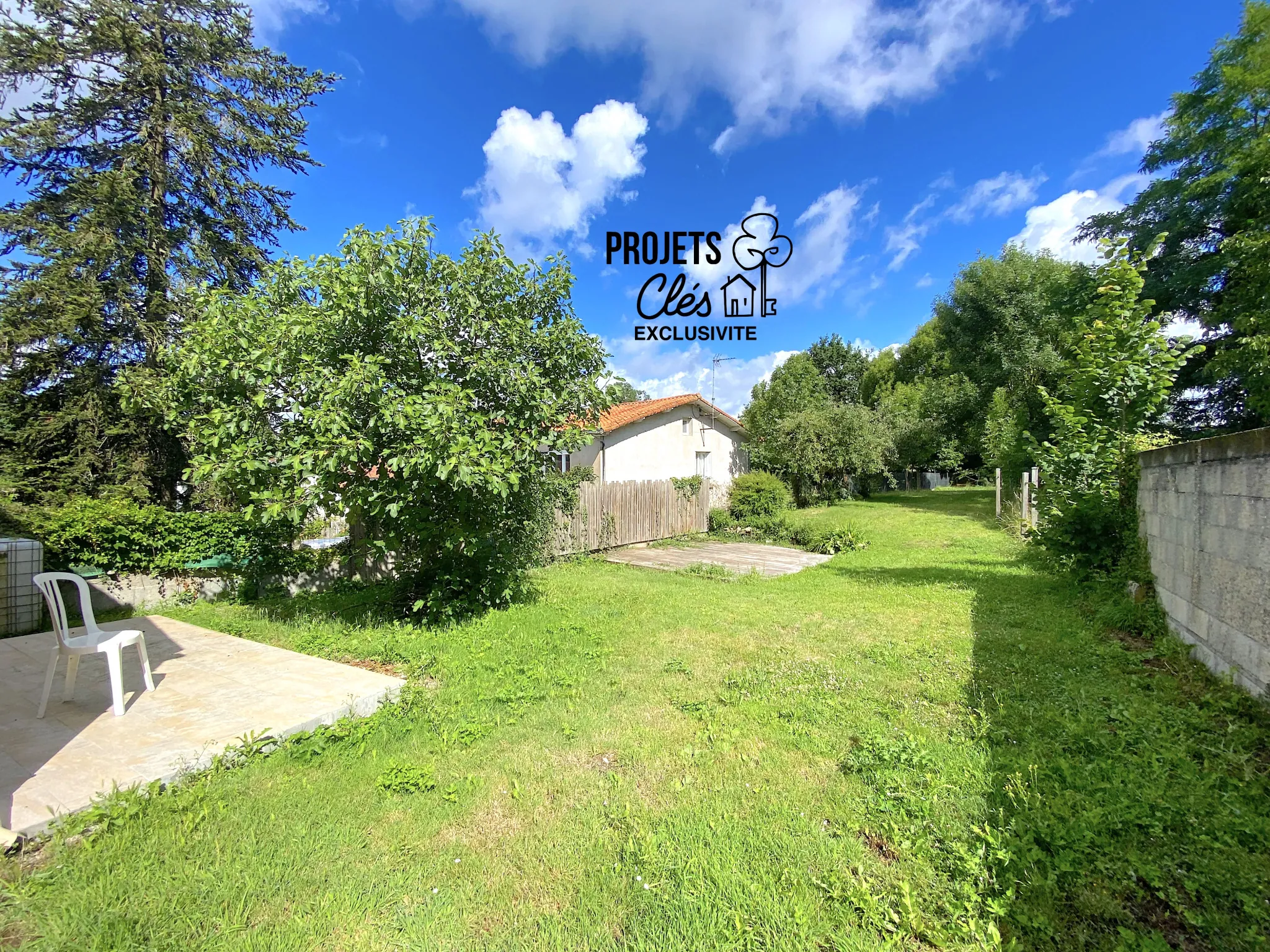 Maison de ville à vendre à Les Achards avec jardin, garage et potentiel de rénovation 