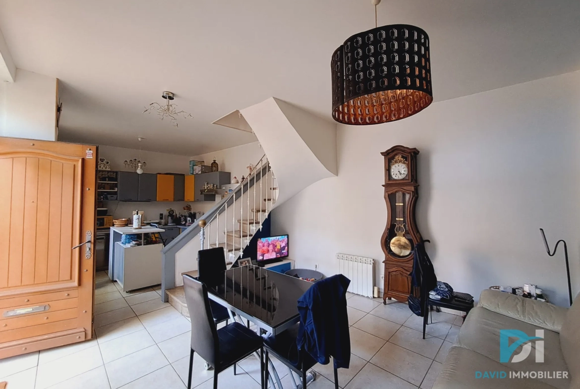 Maison de village de 77 m² avec terrasse et potentiel à Saint-Thibéry 