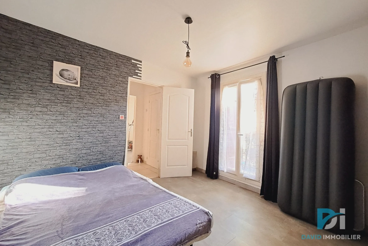 Maison de village de 77 m² avec terrasse et potentiel à Saint-Thibéry 