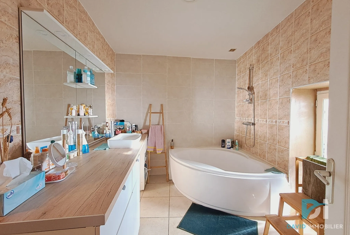 Maison de village de 77 m² avec terrasse et potentiel à Saint-Thibéry 