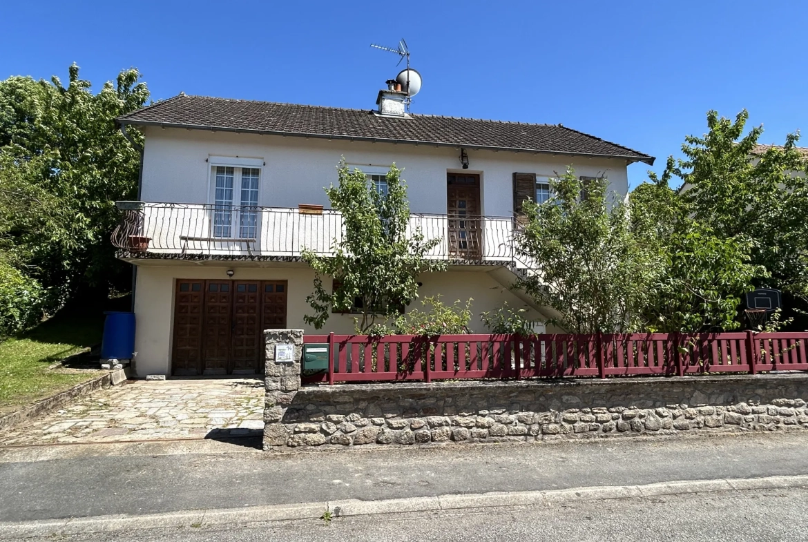 Maison indépendante 5 chambres avec garage et patio à Bourganeuf 