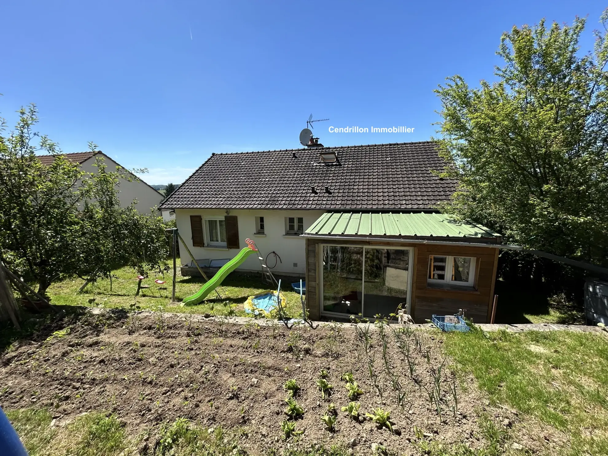 Maison indépendante 5 chambres avec garage et patio à Bourganeuf 