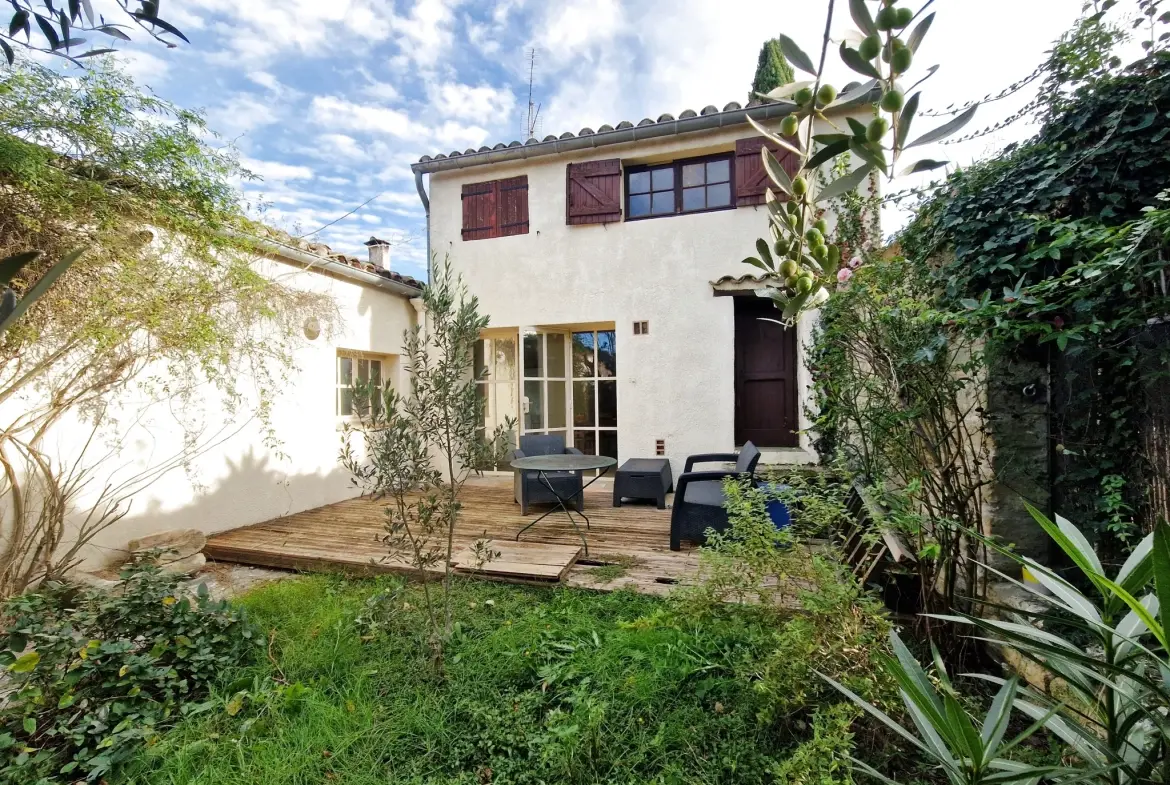 Maison de village à vendre à Aujargues avec jardin et terrasse - 3 chambres 
