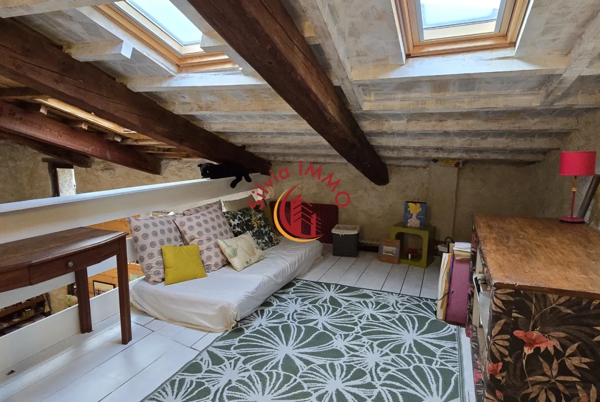 Charmante maison de village à Palairac avec potentiel de rénovation - 145 m² 