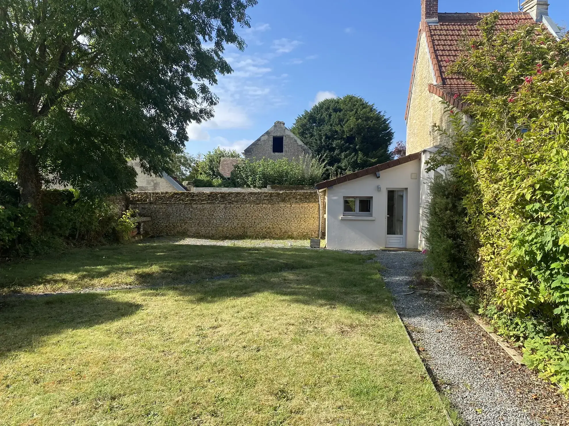 Charmante maison en pierre à 10 min de Caen et de la mer avec grand terrain 