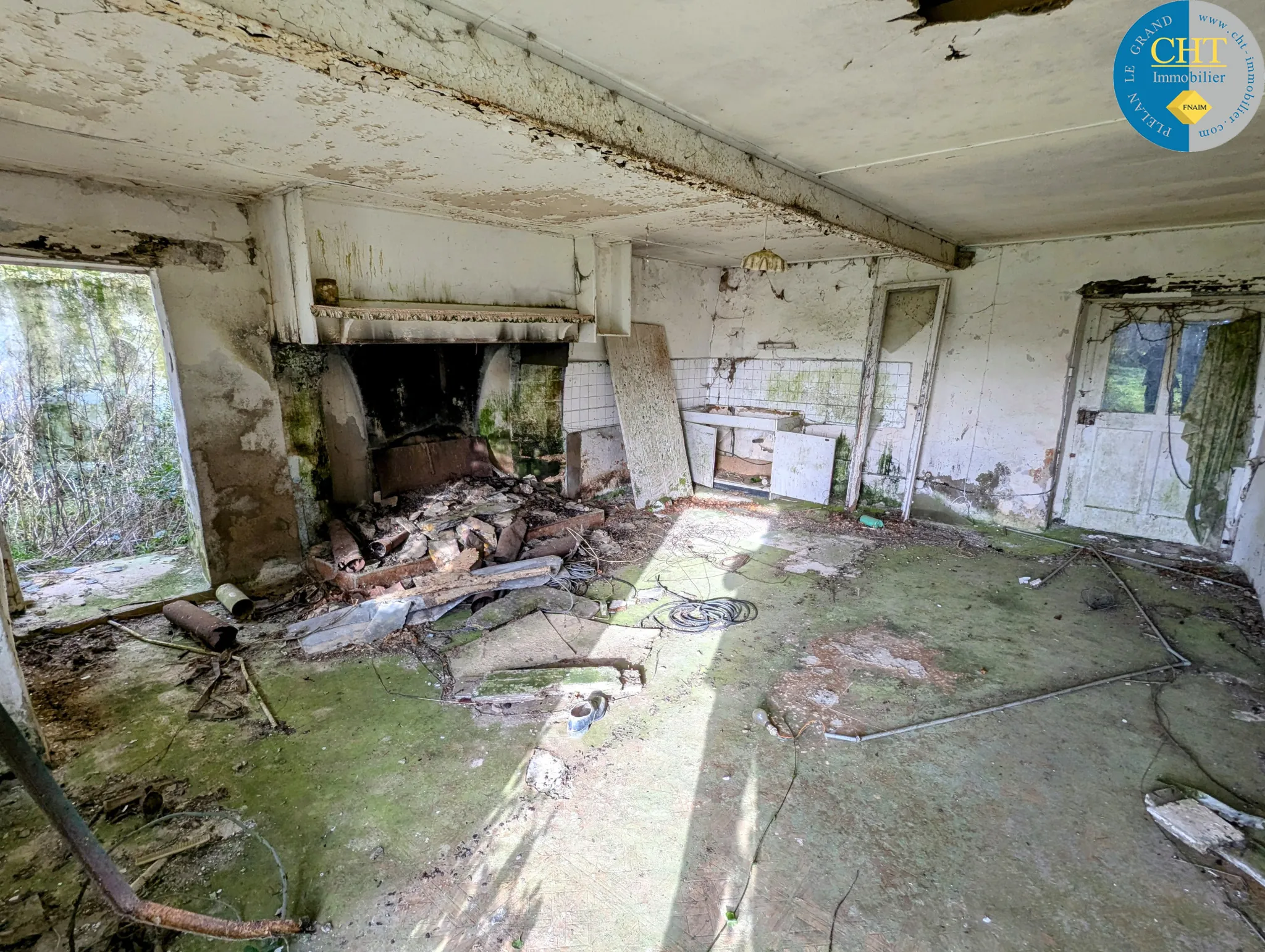 Maison en pierre à rénover à Tréal - Terrain arboré de 3750 m² 