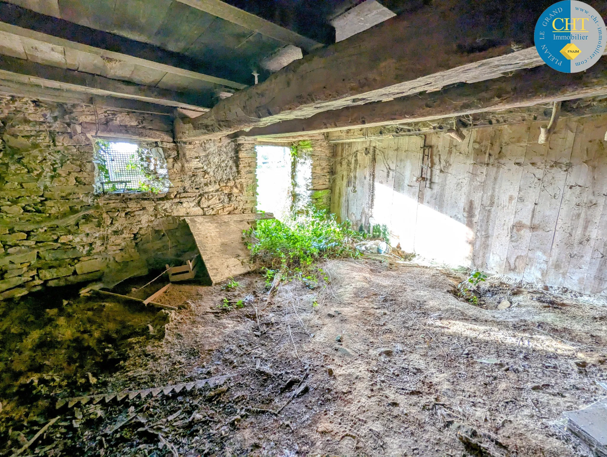 Maison en pierre à rénover à Tréal - Terrain arboré de 3750 m² 