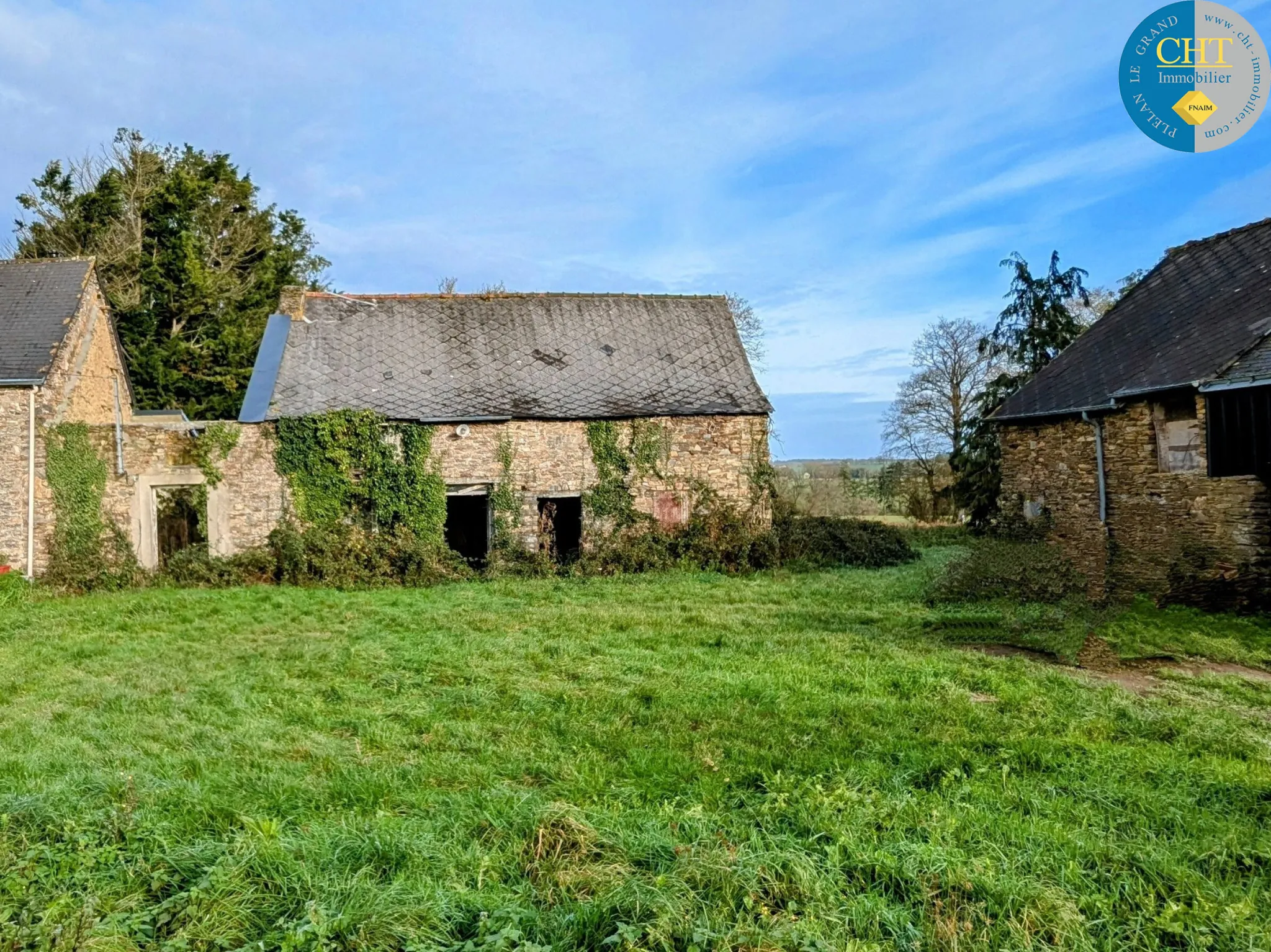 Maison en pierre à rénover à Tréal - Terrain arboré de 3750 m² 