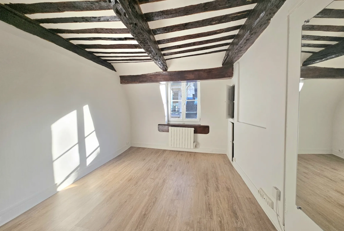 Studio lumineux à vendre dans le Marais Saint Avoye à Paris 