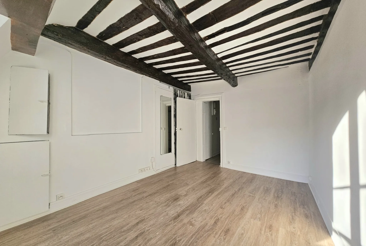 Studio lumineux à vendre dans le Marais Saint Avoye à Paris 