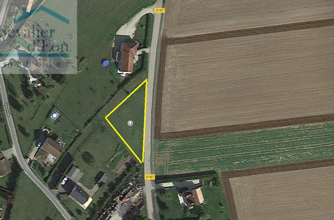 Terrain constructible plat de 1014 m² à Tronchoy 