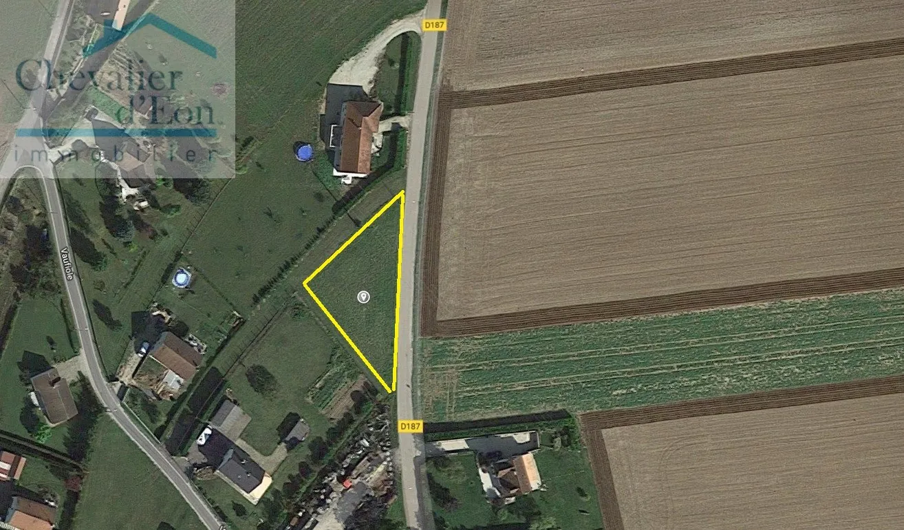 Terrain constructible plat de 1014 m² à Tronchoy 