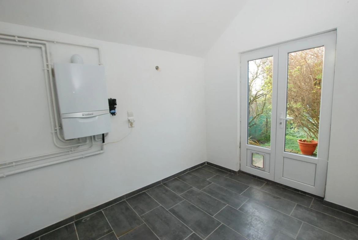 Belle maison semi-individuelle en brique à Jeumont avec 4 chambres, terrain clos et chauffage central au gaz 