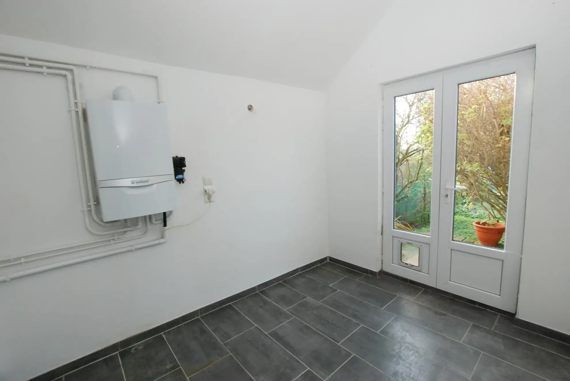 Belle maison semi-individuelle en brique à Jeumont avec 4 chambres, terrain clos et chauffage central au gaz 