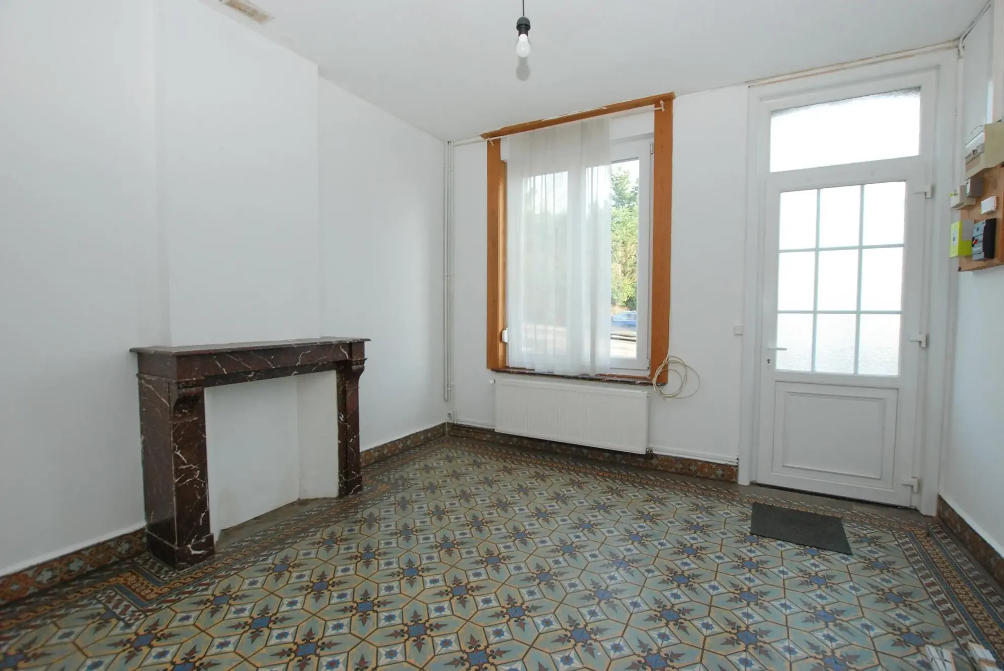 Belle maison semi-individuelle en brique à Jeumont avec 4 chambres, terrain clos et chauffage central au gaz 