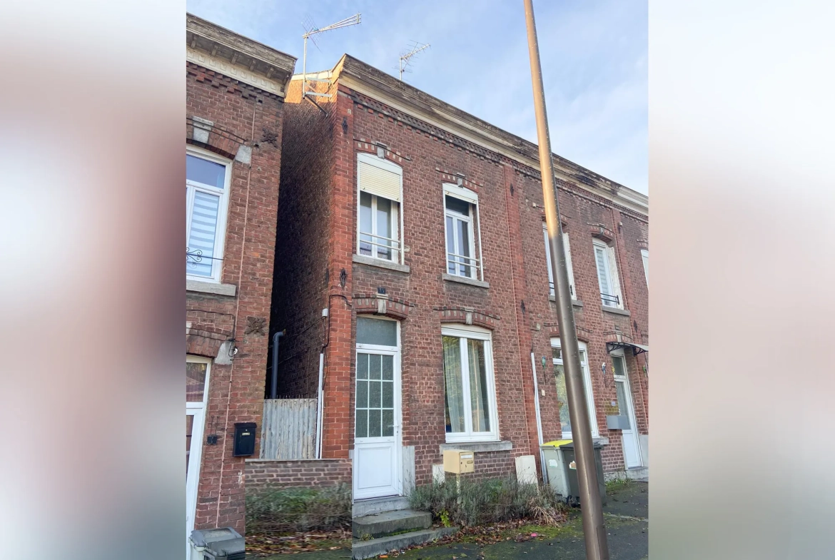 Belle maison semi-individuelle en brique à Jeumont avec 4 chambres, terrain clos et chauffage central au gaz 