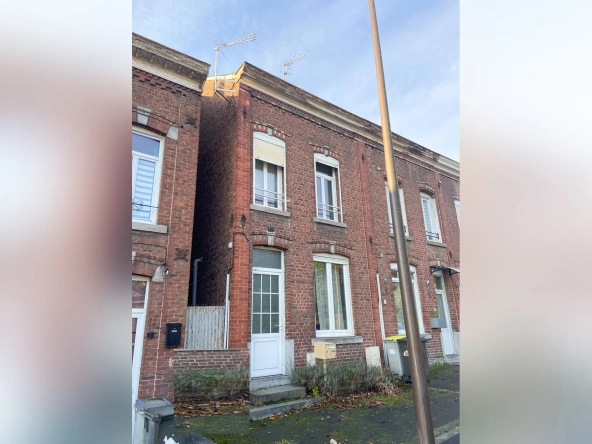 Belle maison semi-individuelle en brique à Jeumont avec 4 chambres, terrain clos et chauffage central au gaz