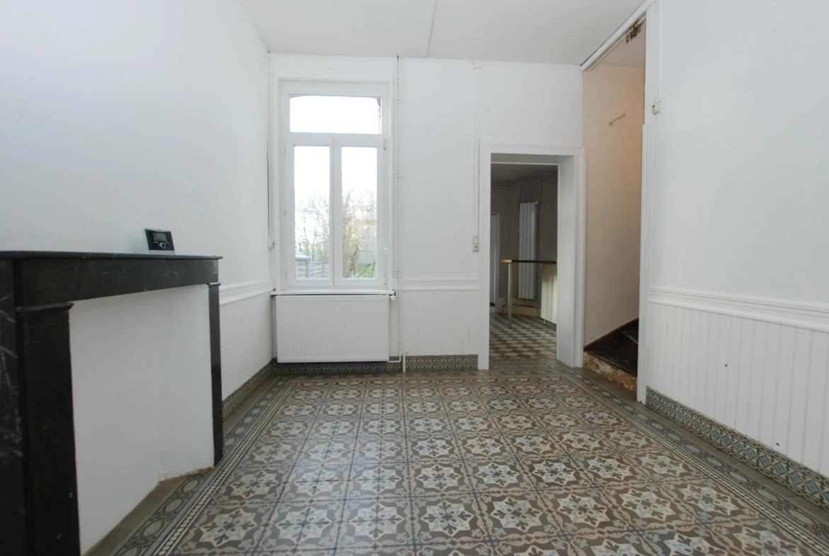 Belle maison semi-individuelle en brique à Jeumont avec 4 chambres, terrain clos et chauffage central au gaz 
