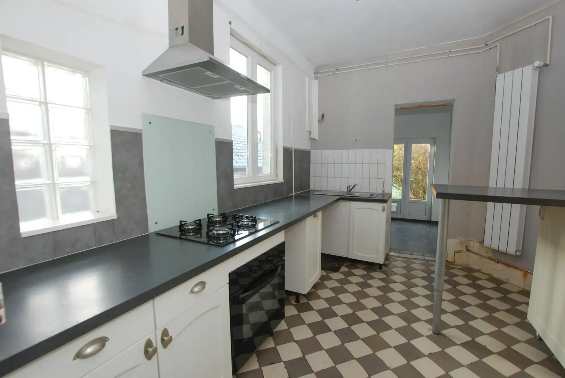 Belle maison semi-individuelle en brique à Jeumont avec 4 chambres, terrain clos et chauffage central au gaz 