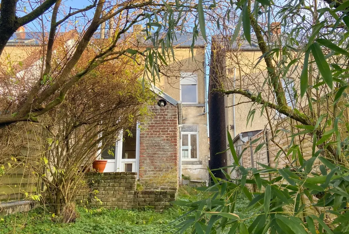 Belle maison semi-individuelle en brique à Jeumont avec 4 chambres, terrain clos et chauffage central au gaz 