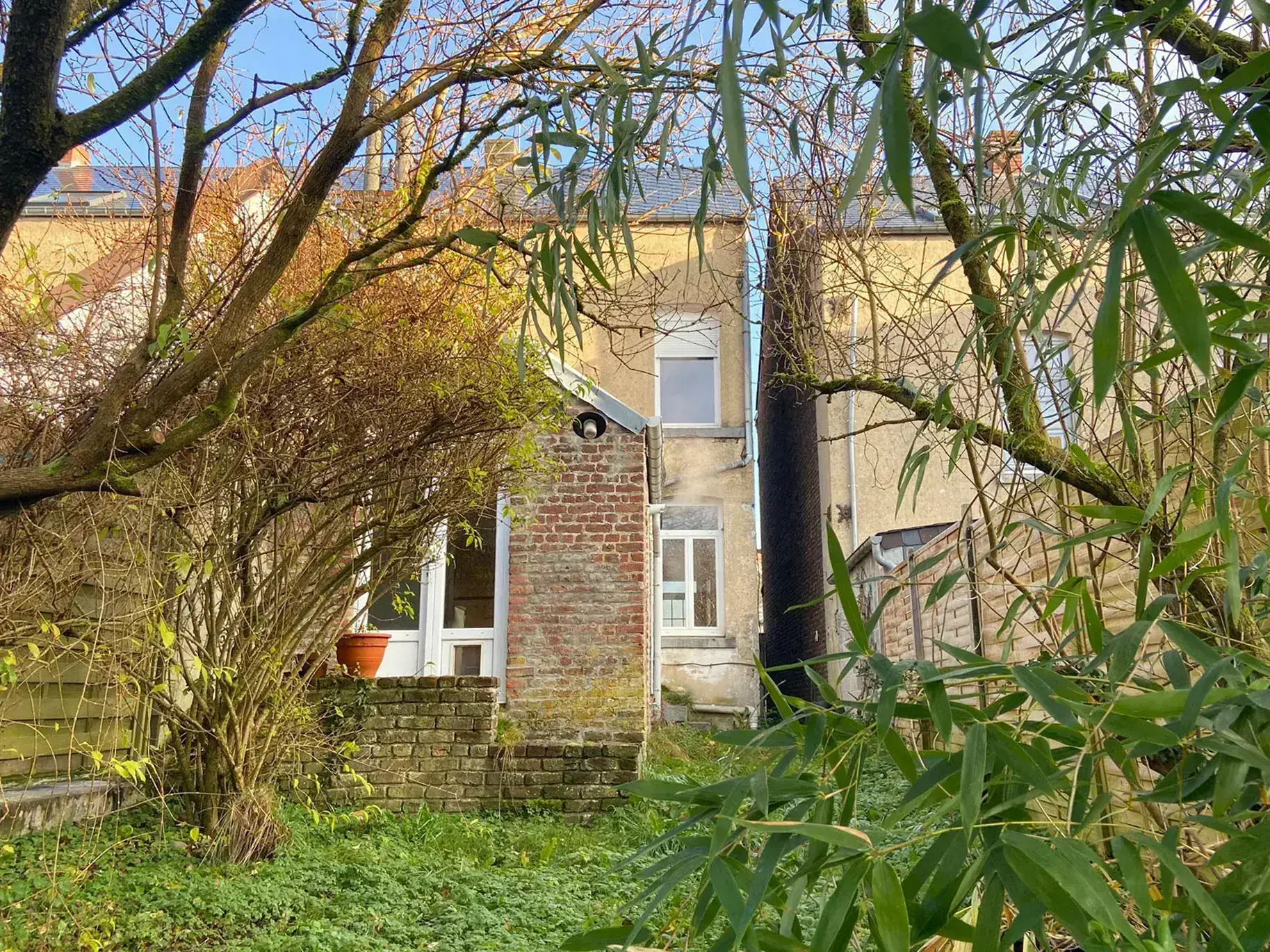 Belle maison semi-individuelle en brique à Jeumont avec 4 chambres, terrain clos et chauffage central au gaz 