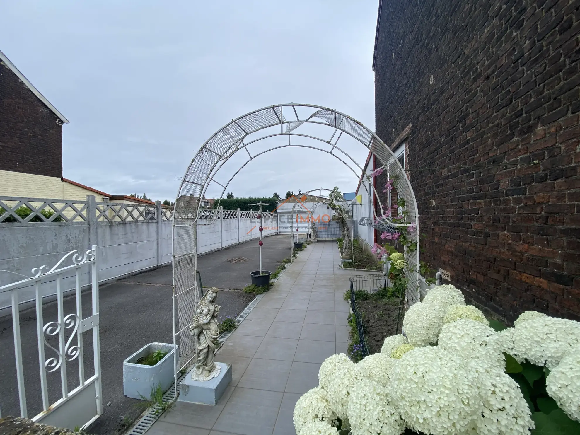 Maison semi-individuelle de 95 m² avec garage et jardin à Trith Saint Léger 