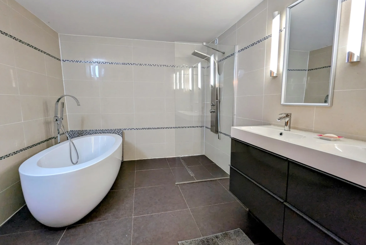 Maison authentique à Aigues Vives avec garage, jardin et terrasse exposée plein sud 