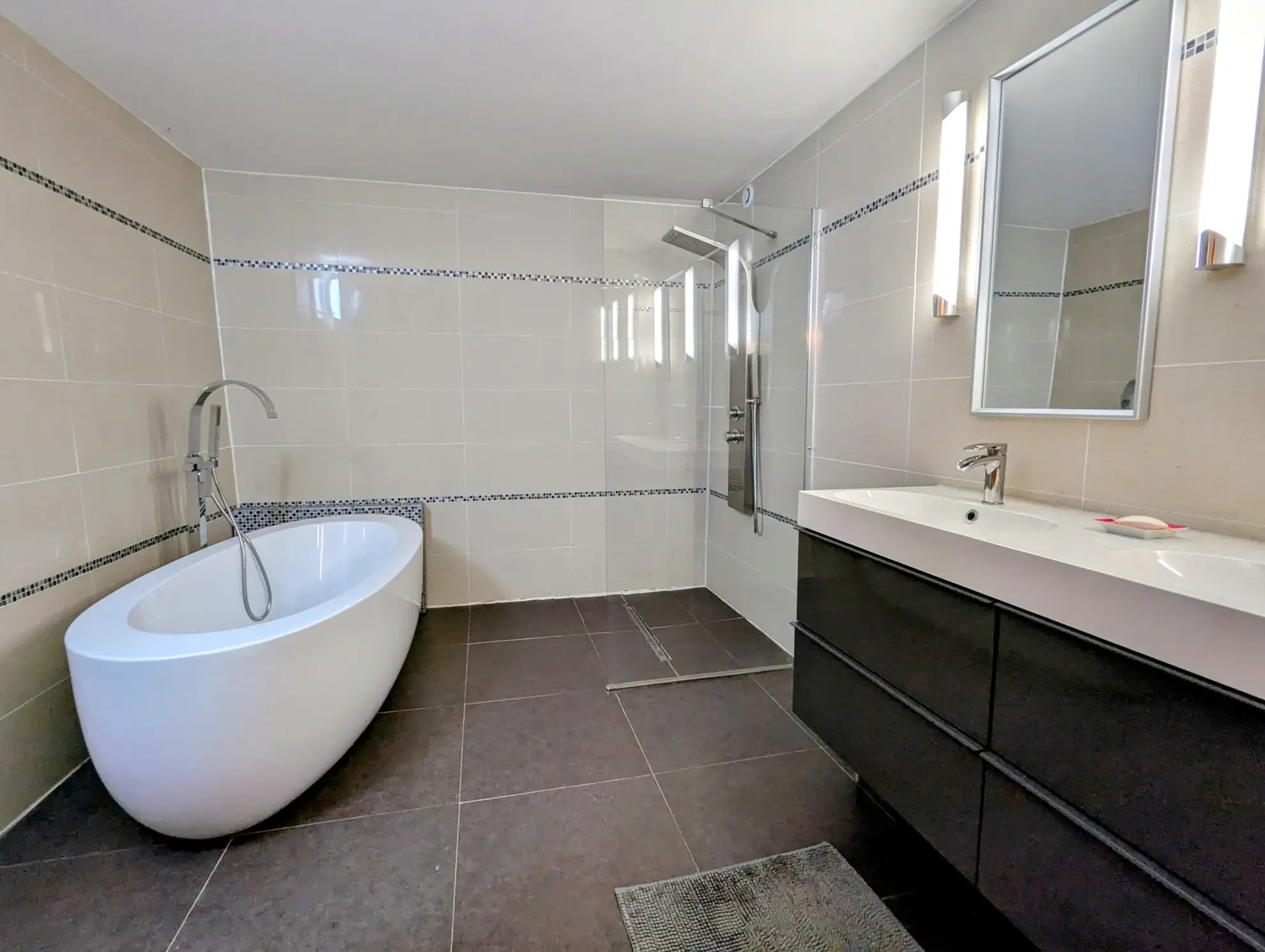Maison authentique à Aigues Vives avec garage, jardin et terrasse exposée plein sud 