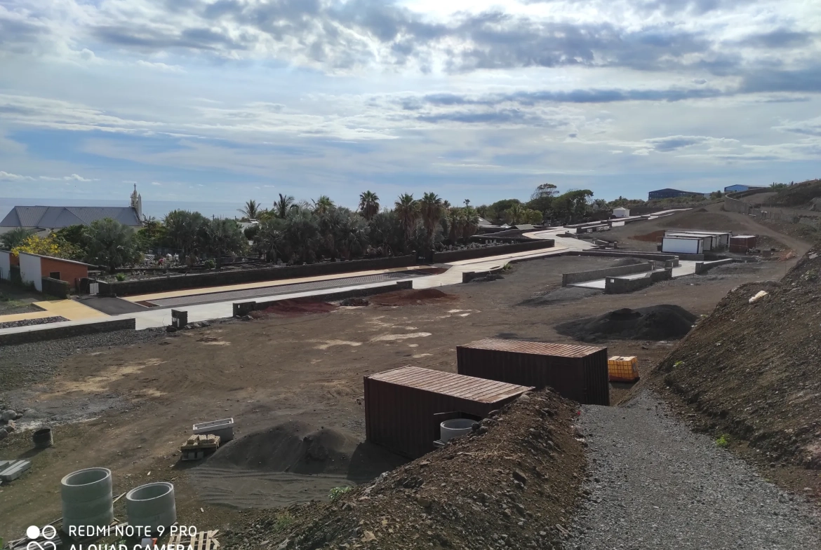 Terrain constructible viabilisé de 305 m² à Saint-Pierre, proximité centre commercial 