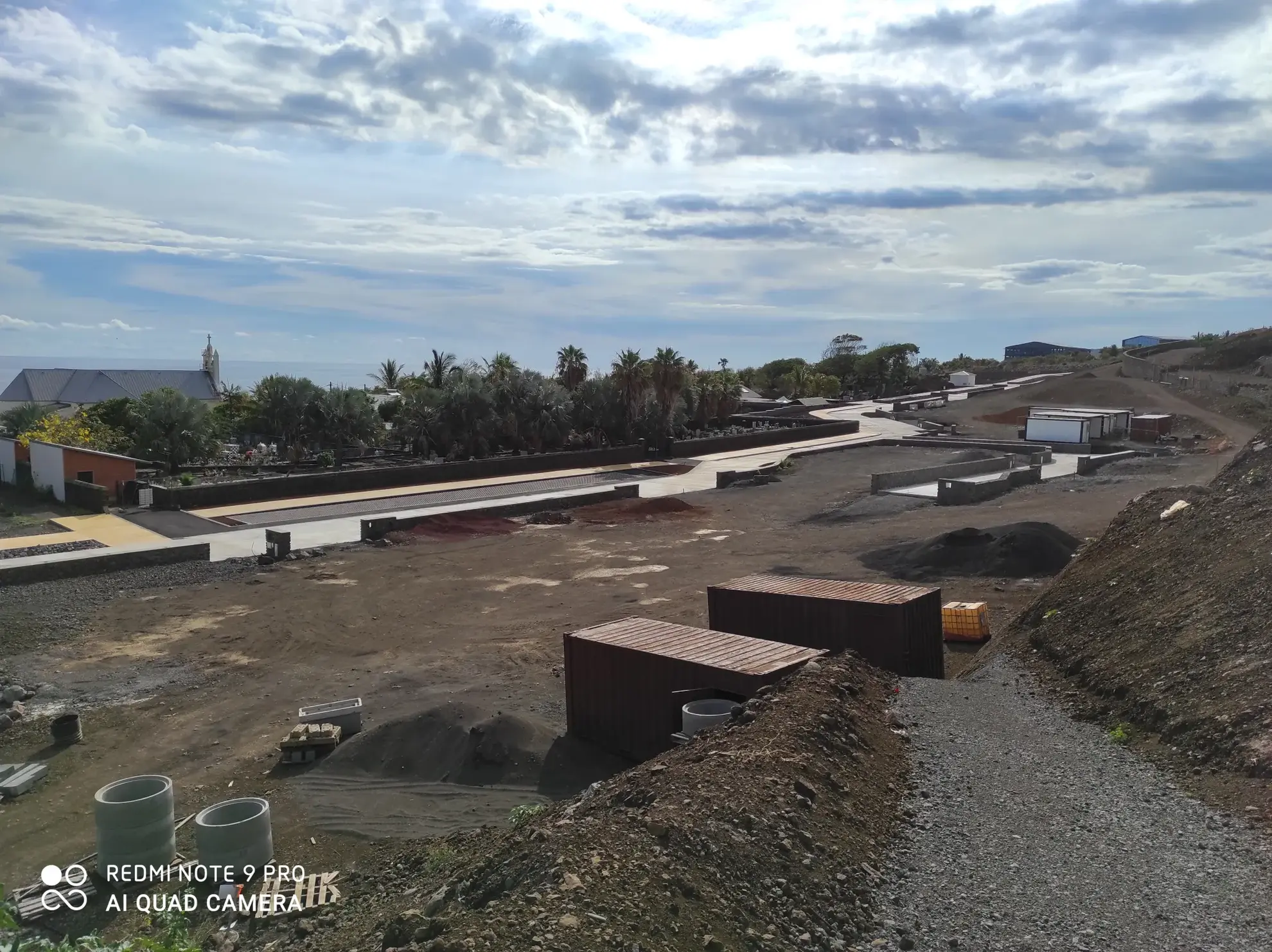 Terrain constructible viabilisé de 305 m² à Saint-Pierre, proximité centre commercial 