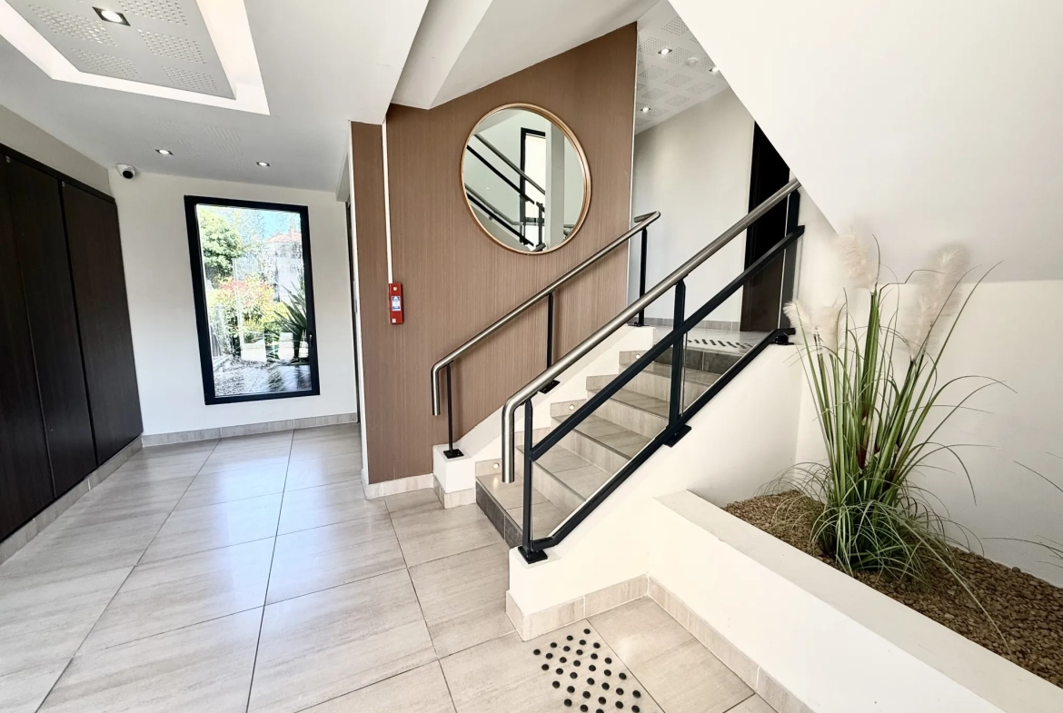 Appartement 2 pièces avec terrasse et parking à Toulon Coudon 
