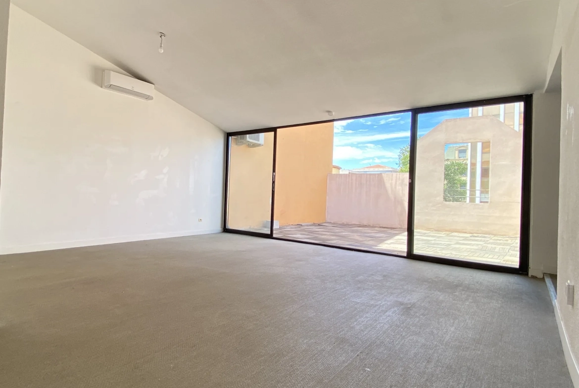 Appartement atypique avec terrasse au dernier étage à Perpignan en centre-ville 