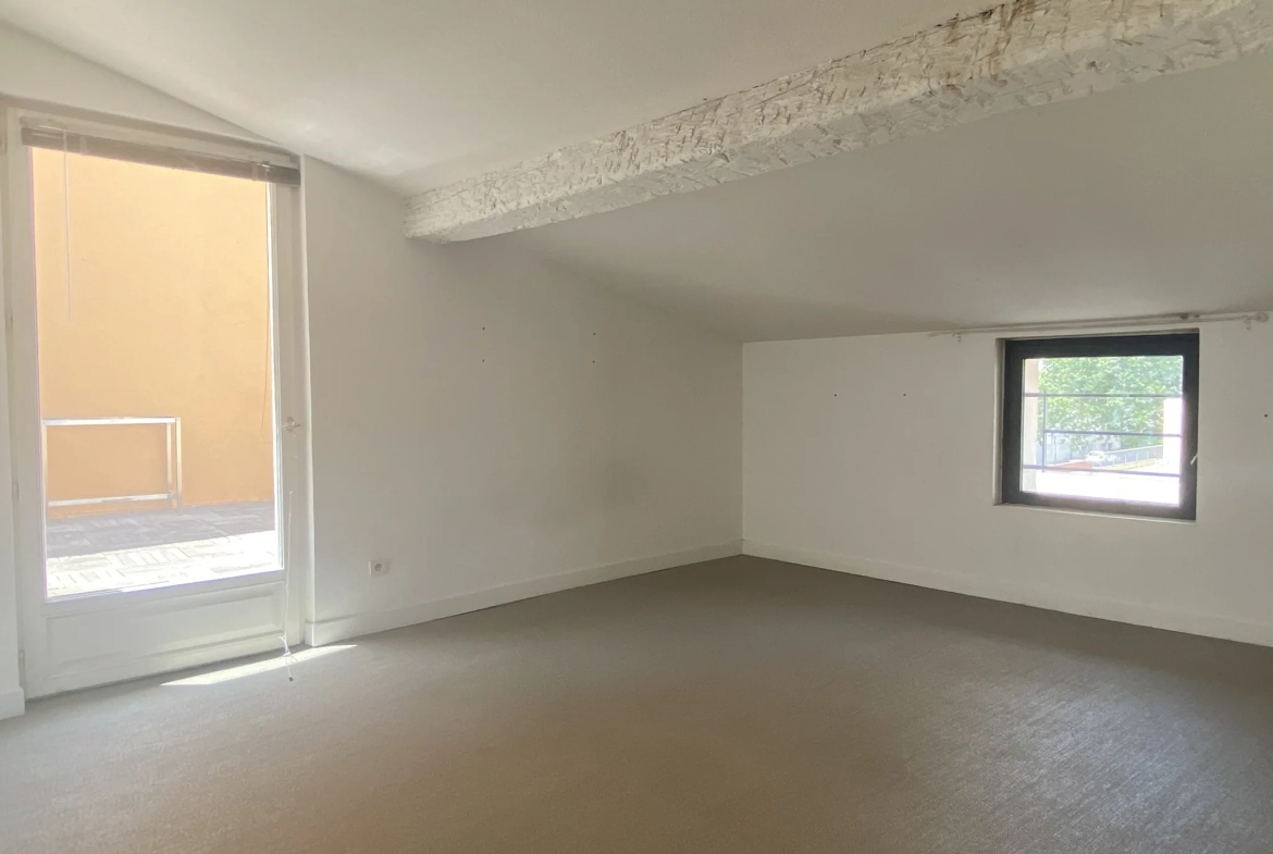 Appartement atypique avec terrasse au dernier étage à Perpignan en centre-ville 