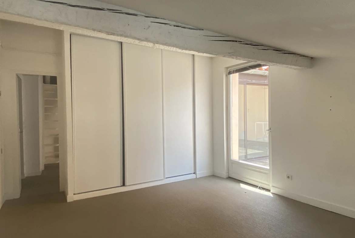 Appartement atypique avec terrasse au dernier étage à Perpignan en centre-ville 