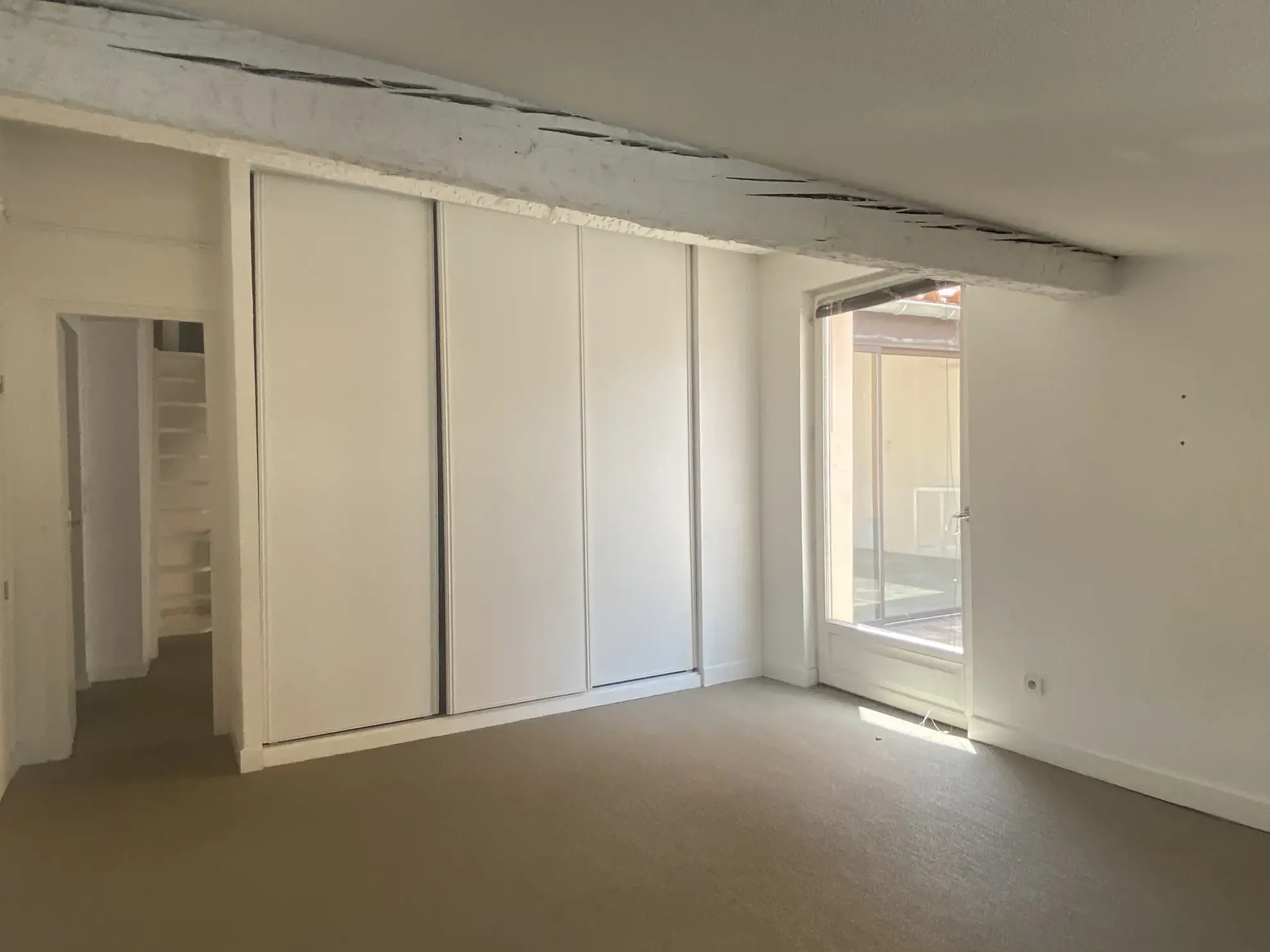Appartement atypique avec terrasse au dernier étage à Perpignan en centre-ville 