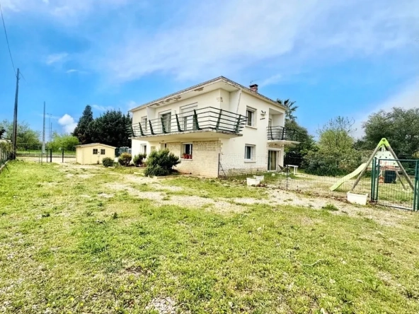 Maison avec deux logements à vendre à L Ardoise (30) - Grand terrain et terrasses
