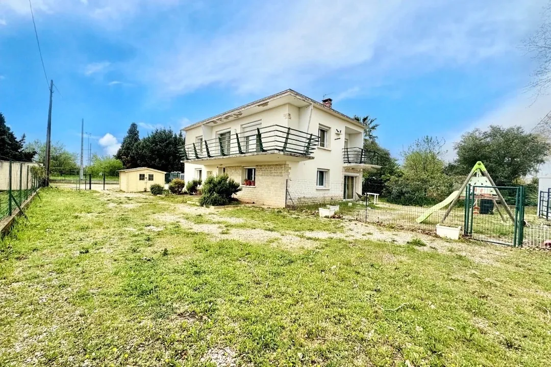 Maison avec deux logements à vendre à L Ardoise (30) - Grand terrain et terrasses 
