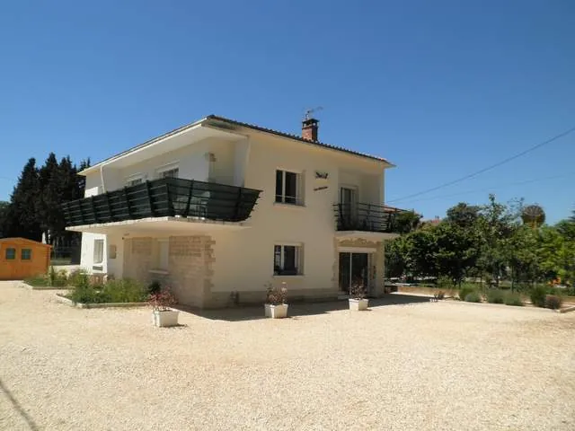 Maison avec deux logements à vendre à L Ardoise (30) - Grand terrain et terrasses 