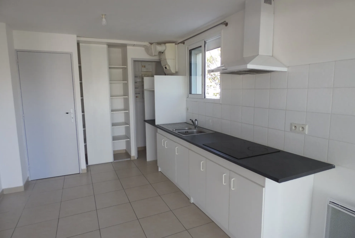 Maison avec deux logements à vendre à L Ardoise (30) - Grand terrain et terrasses 