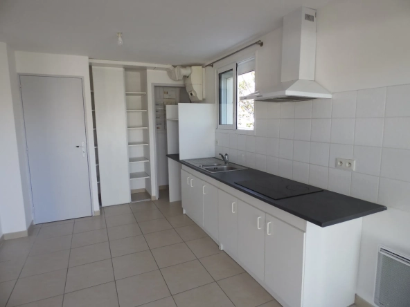 Maison avec deux logements à vendre à L Ardoise (30) - Grand terrain et terrasses 