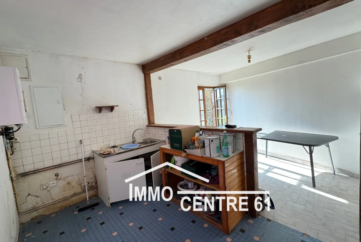 Maison de village à Joué du Bois avec jardin, garage et travaux à prévoir 