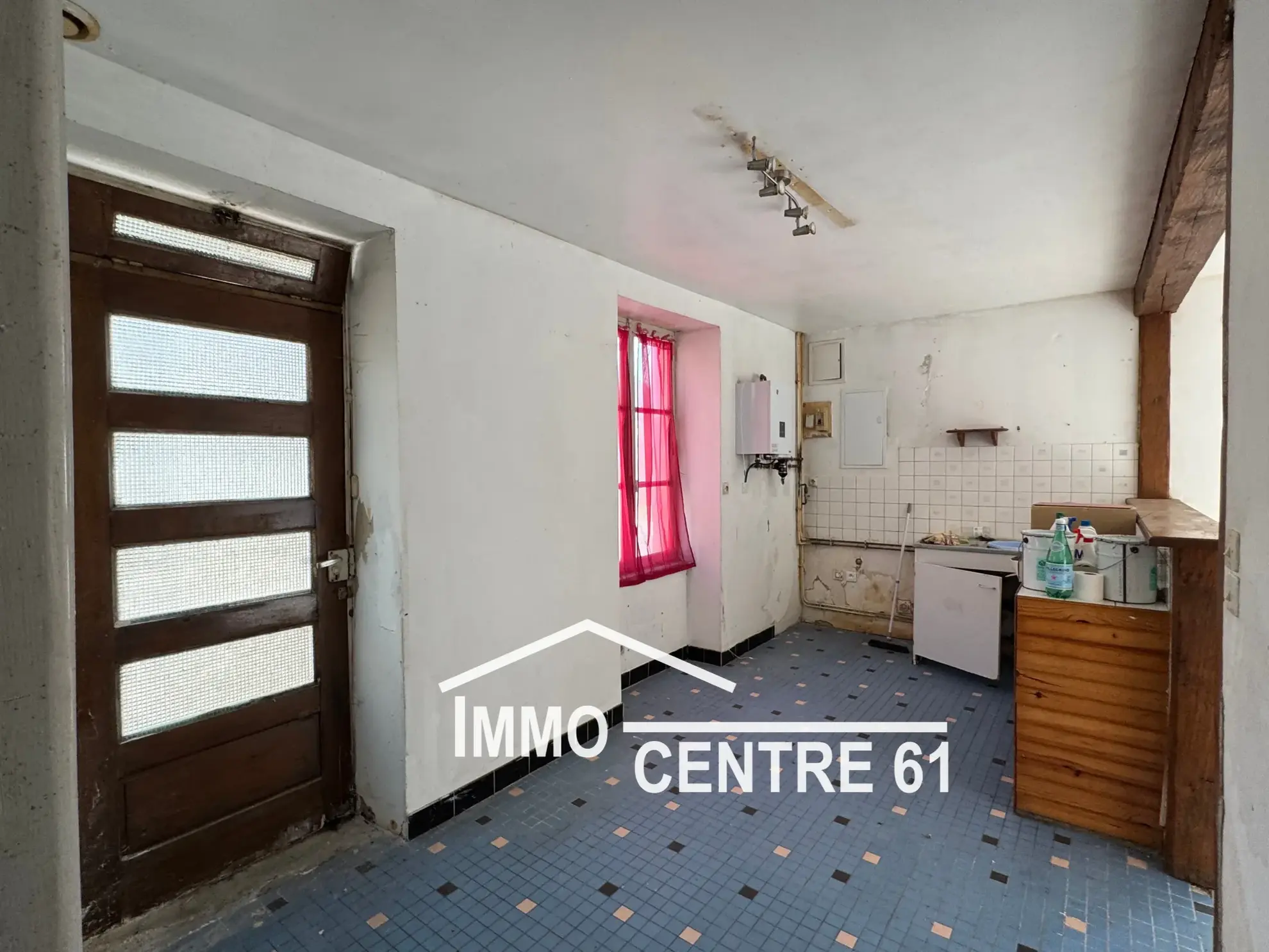 Maison de village à Joué du Bois avec jardin, garage et travaux à prévoir 