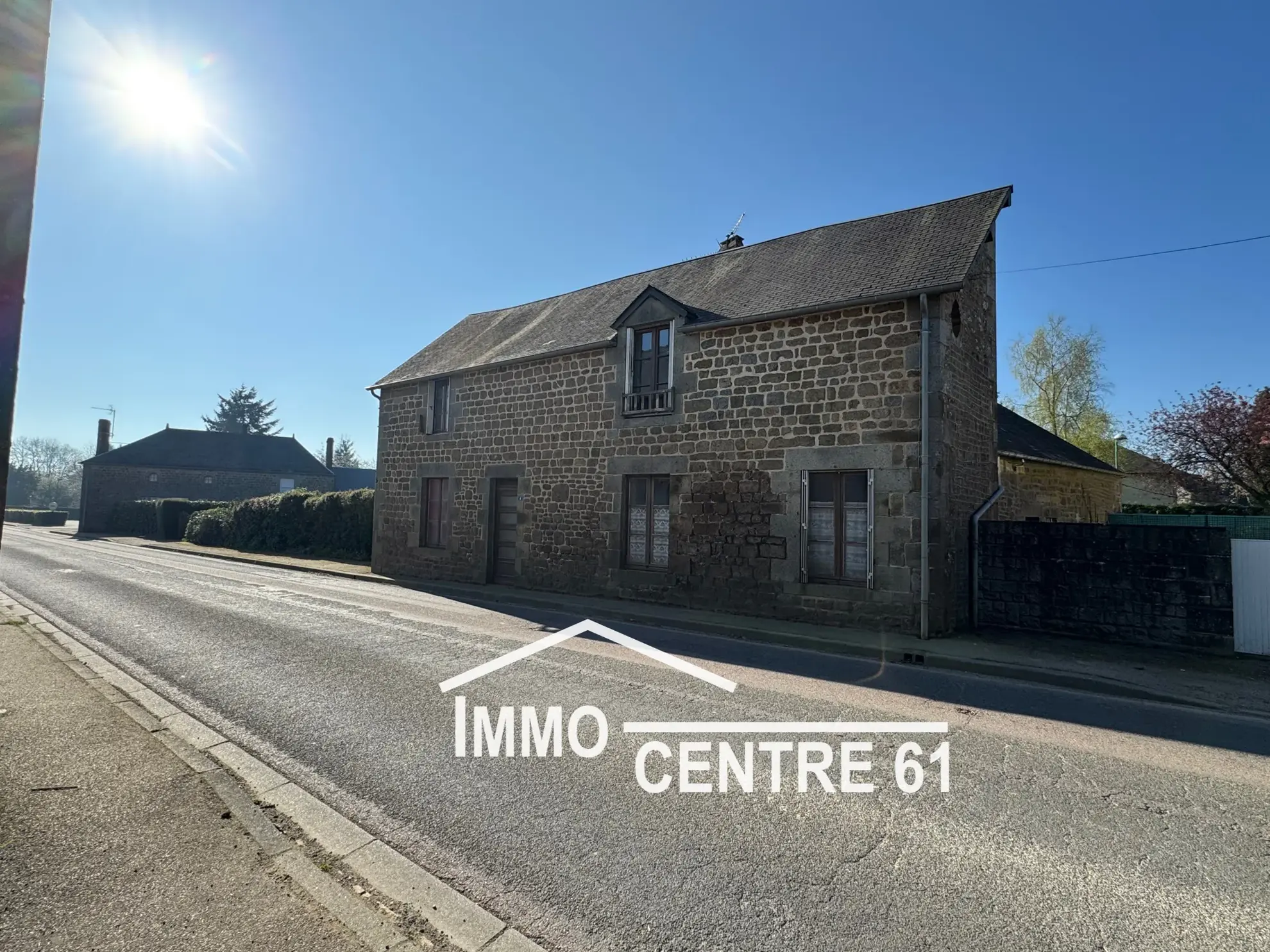 Maison de village à Joué du Bois avec jardin, garage et travaux à prévoir 