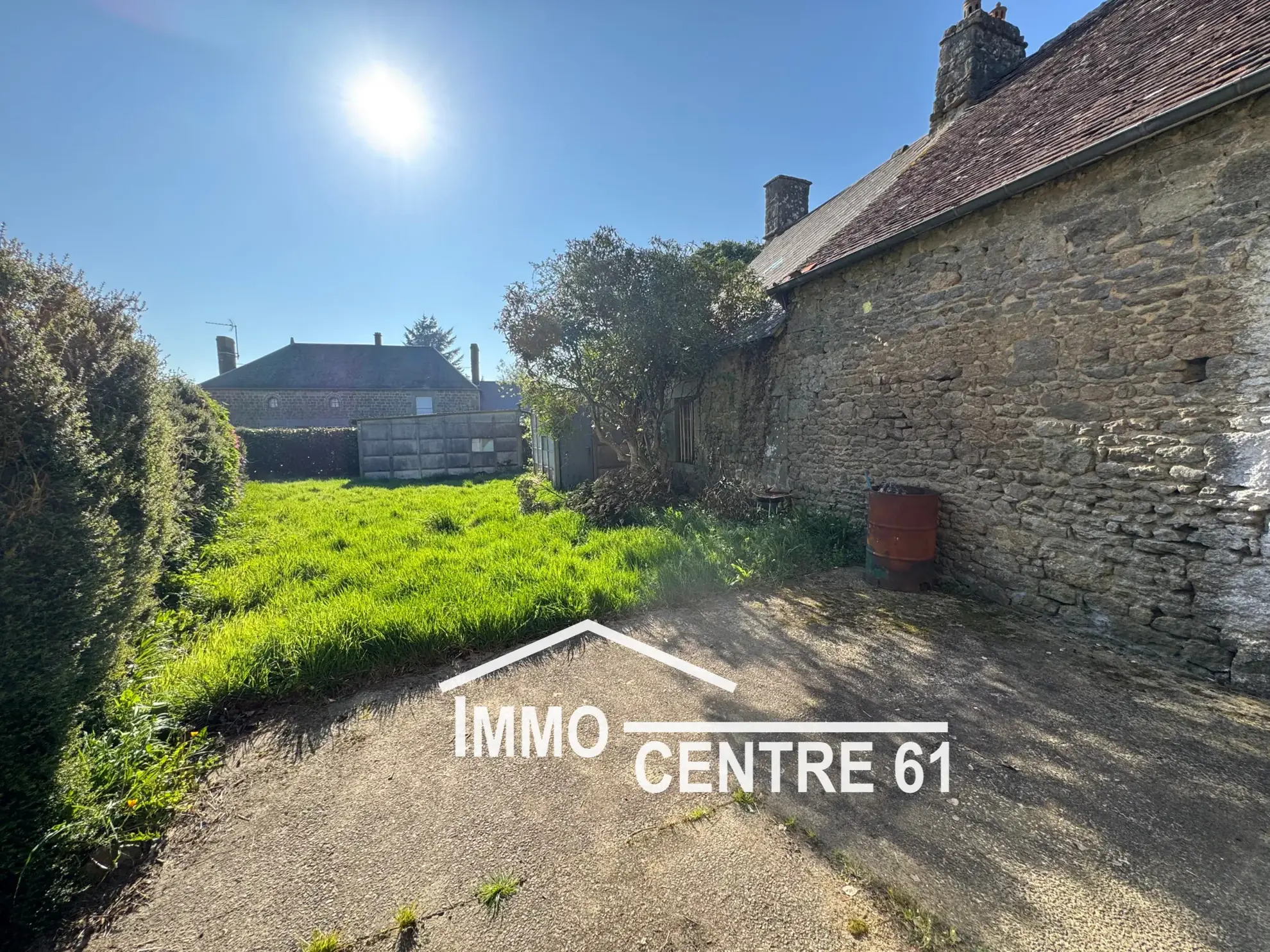 Maison de village à Joué du Bois avec jardin, garage et travaux à prévoir 
