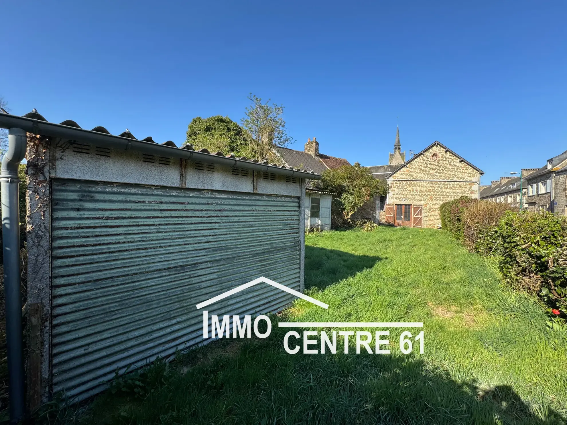 Maison de village à Joué du Bois avec jardin, garage et travaux à prévoir 