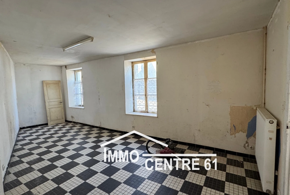 Maison de village à Joué du Bois avec jardin, garage et travaux à prévoir 