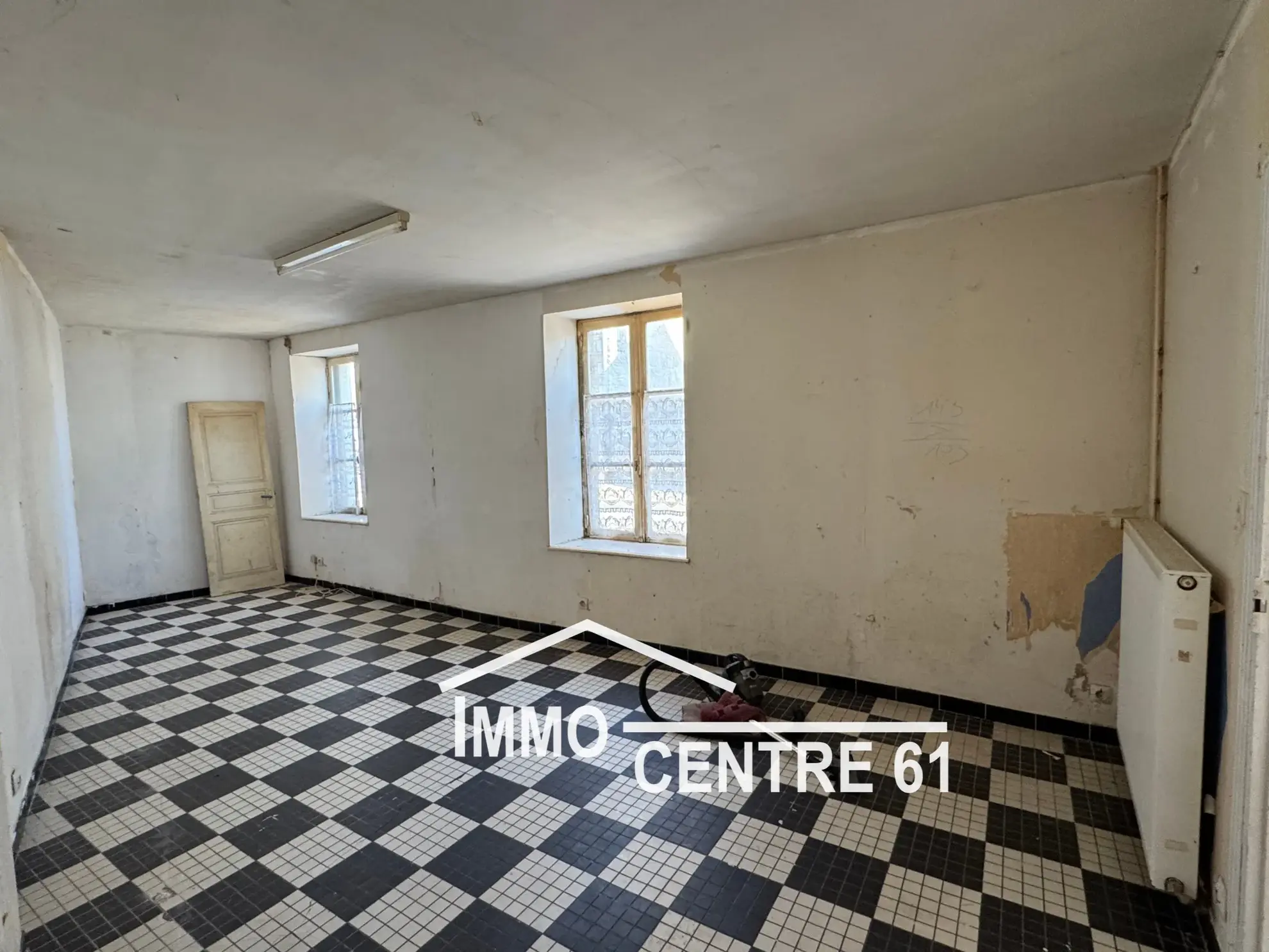 Maison de village à Joué du Bois avec jardin, garage et travaux à prévoir 