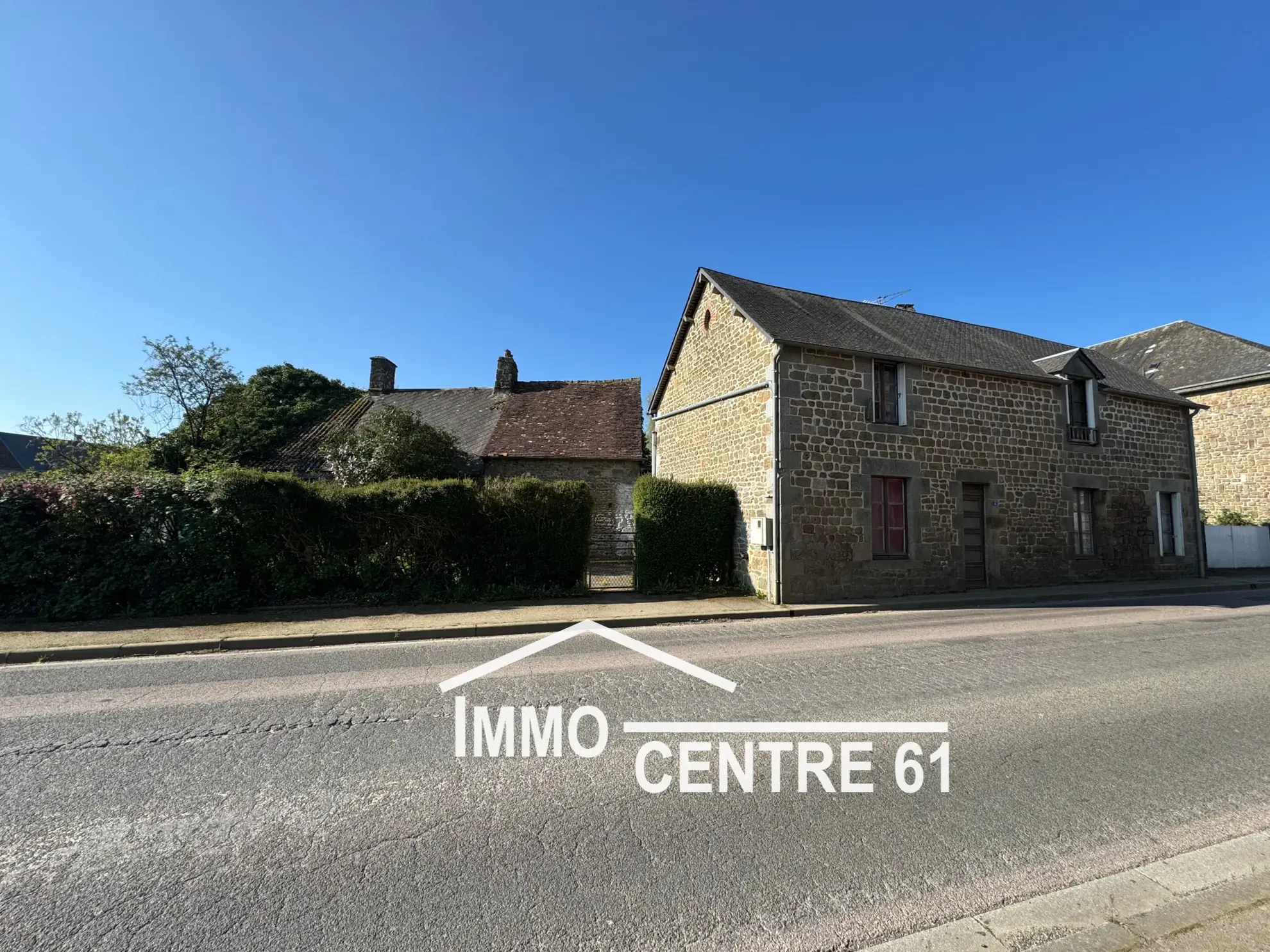 Maison de village à Joué du Bois avec jardin, garage et travaux à prévoir 