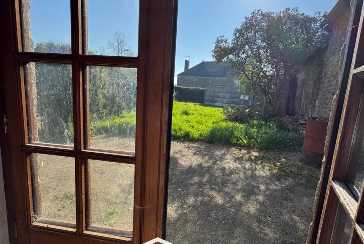 Maison de village à Joué du Bois avec jardin, garage et travaux à prévoir 