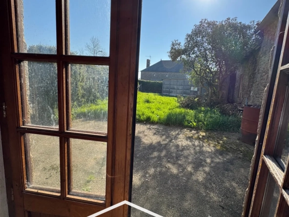 Maison de village à Joué du Bois avec jardin, garage et travaux à prévoir 